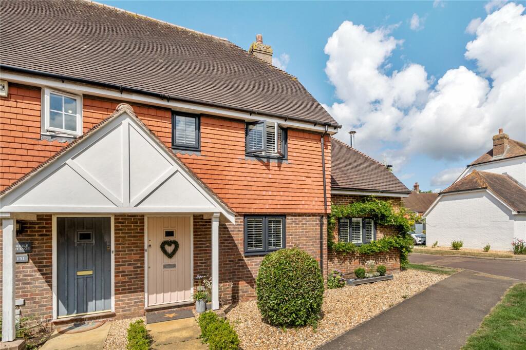 4 bedroom end of terrace house for sale in Berrall Way, Billingshurst