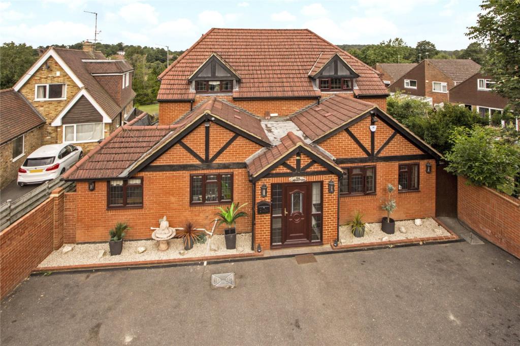 6 bedroom detached house for sale in London Road, Chalfont St. Giles