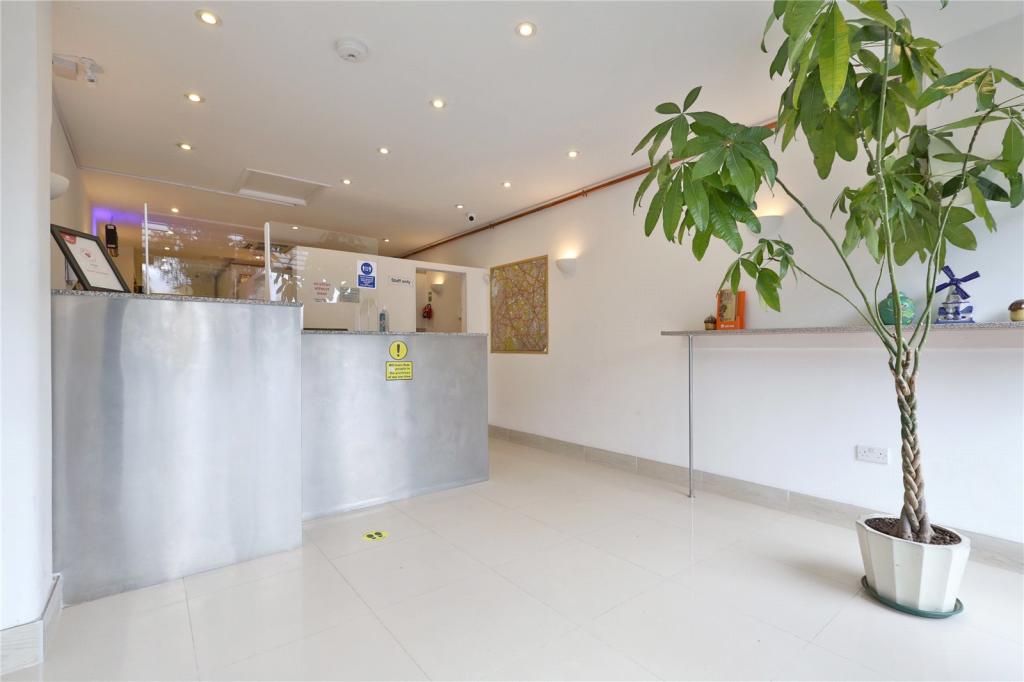 Shop to lease in Friern Road, Friern London, N11