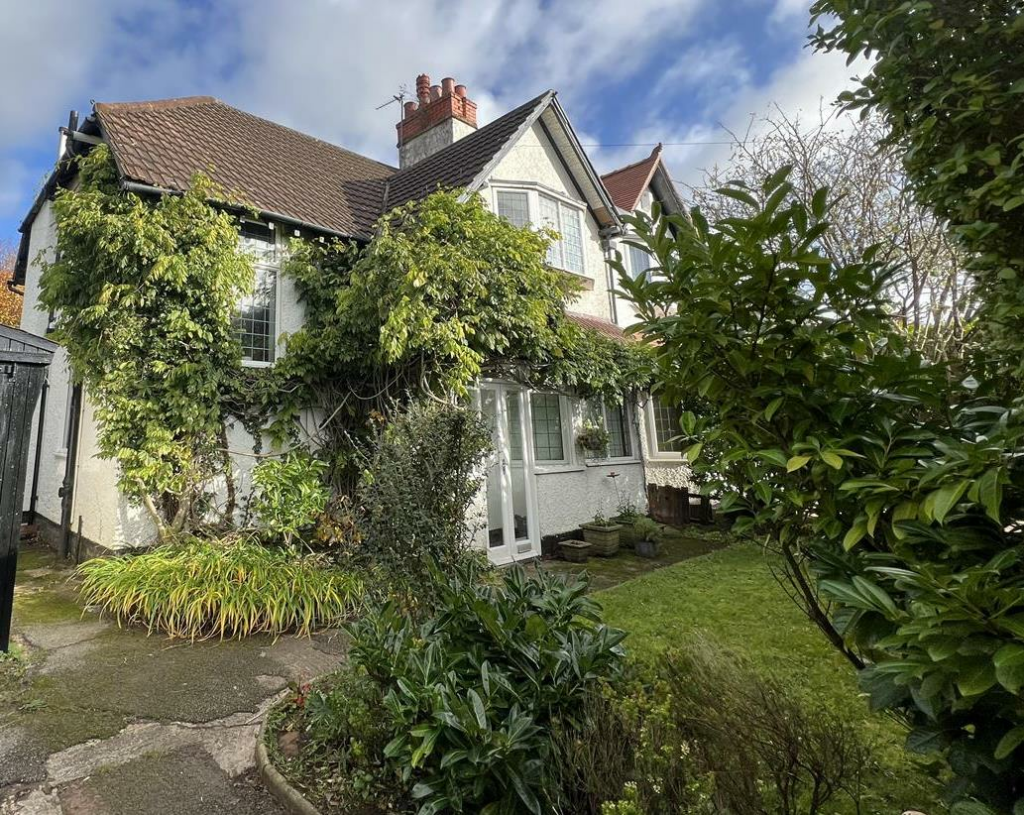 3 bedroom semidetached house for sale in Daryl Road, Heswall, Wirral, CH60