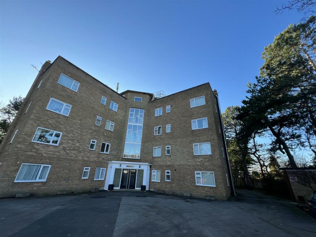 2 bedroom flat for sale in Telegraph Road, Heswall, Wirral, CH60