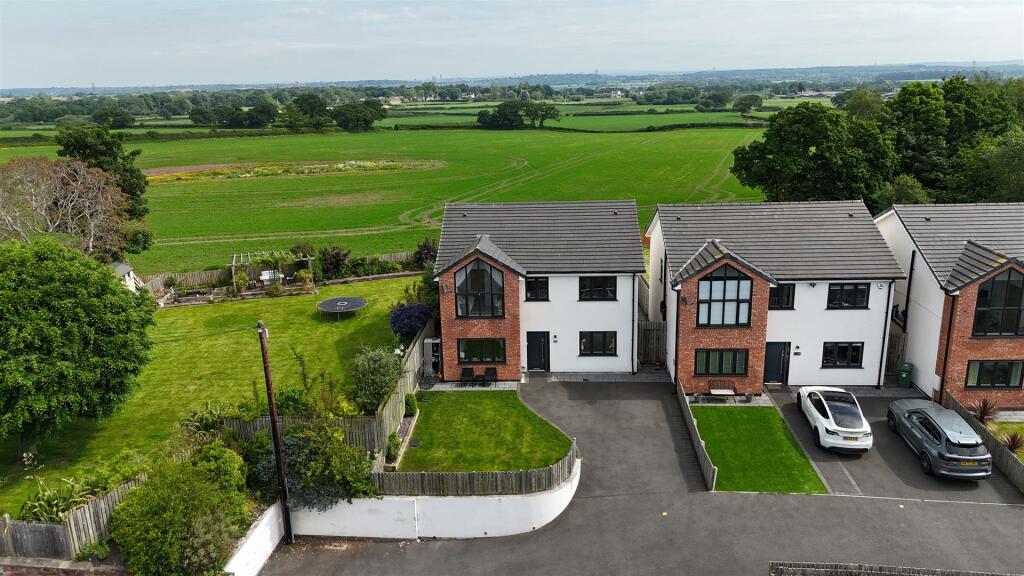4 bedroom detached house for sale in Downham Road North, Heswall