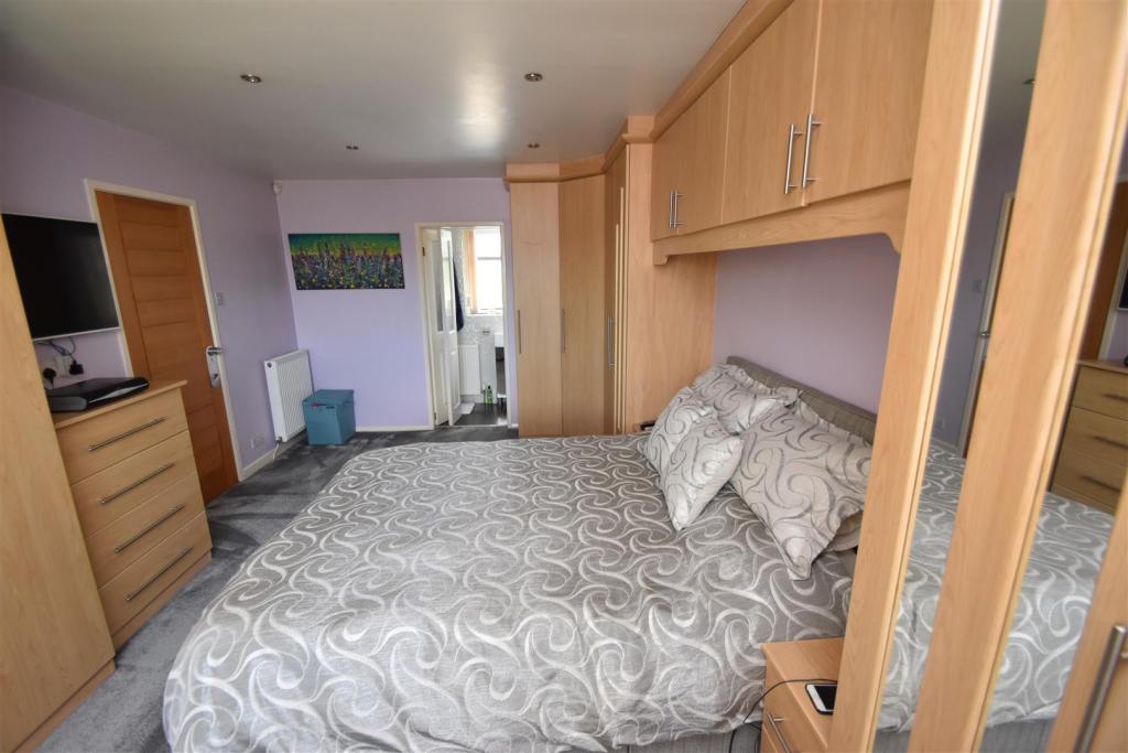 4 bedroom detached house for sale in Tithebarn Drive, Parkgate, Neston