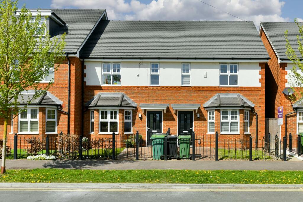 3 bedroom end of terrace house for rent in Plough Road, Ewell, KT19