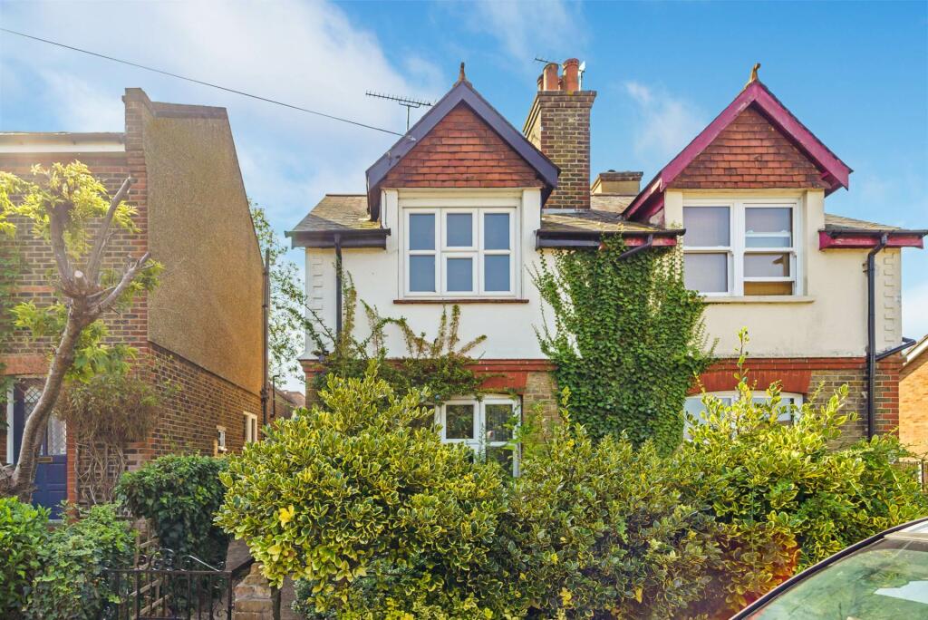 2 bedroom semidetached house for rent in Treadwell Road, Epsom, KT18