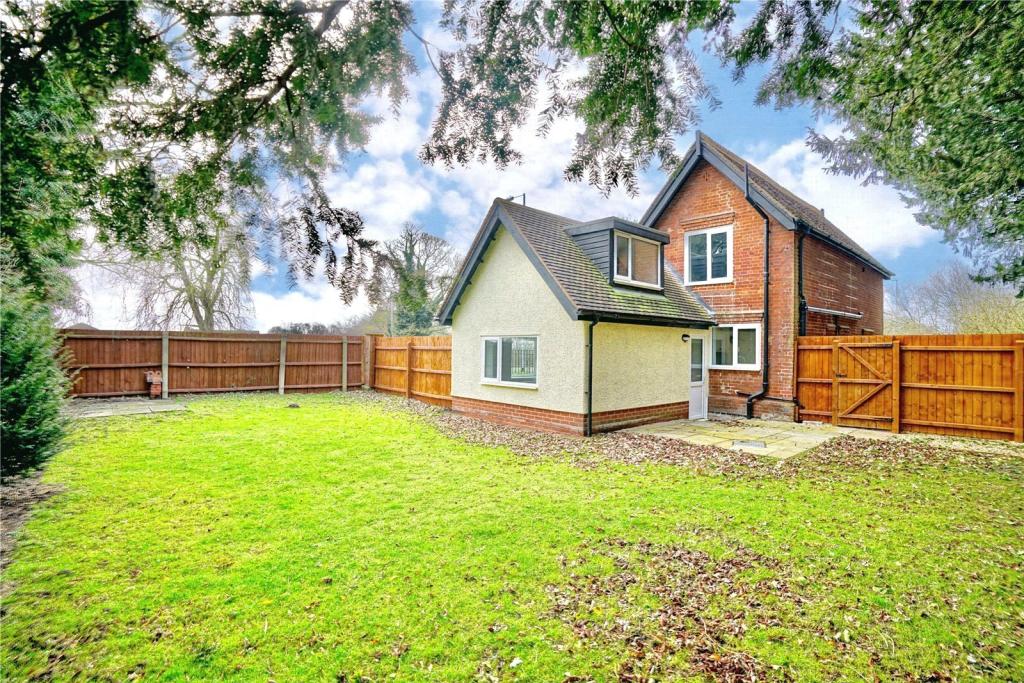 4 bedroom detached house for sale in Brampton Road, Huntingdon