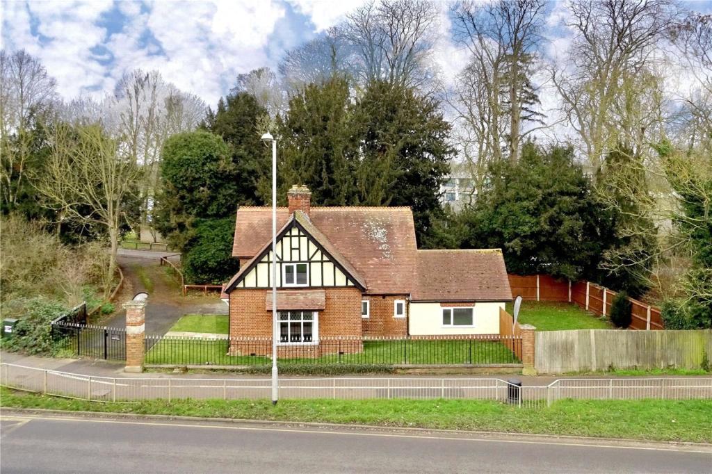 4 bedroom detached house for sale in Brampton Road, Huntingdon