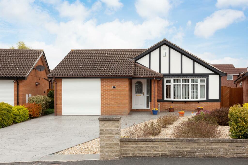 3 bedroom detached bungalow for sale in Oakhill Crescent, Strensall