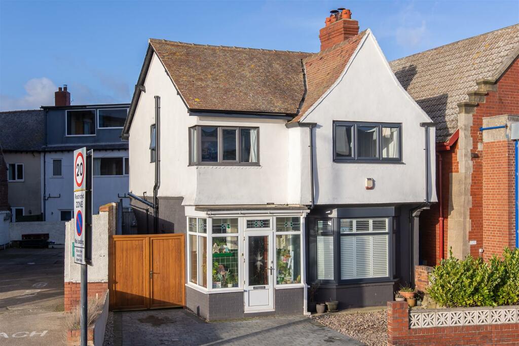 3 bedroom detached house for sale in South Marine Drive, Bridlington, YO15