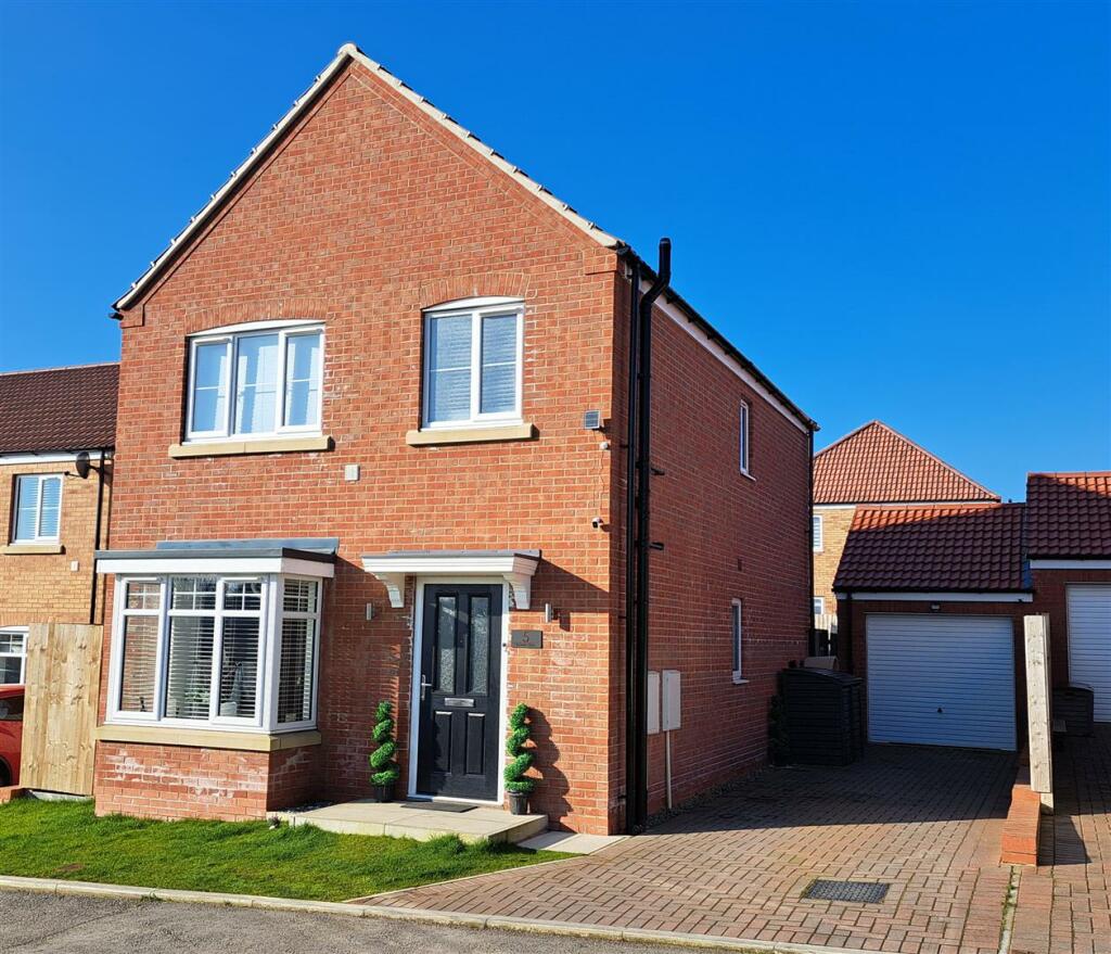 3 bedroom detached house for sale in Sandwith Grove, Bridlington, YO16