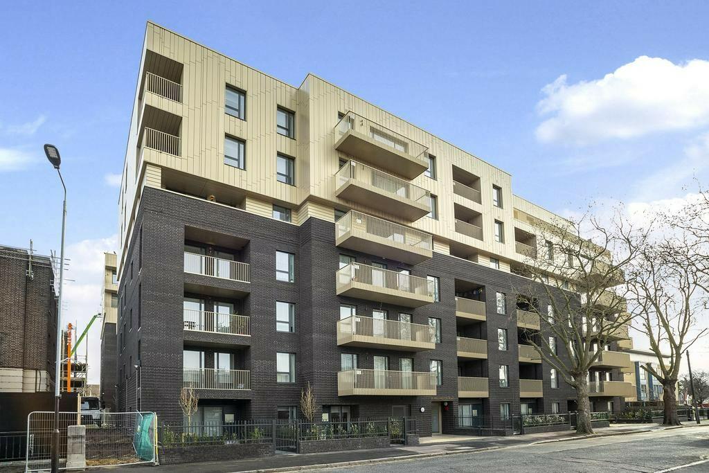 Main image of property: 8, 37 Wellington Road, London, E6