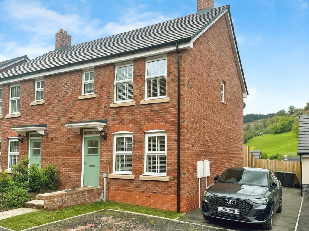 3 bedroom semidetached house for sale in Rhodfa Owain Glyndwr