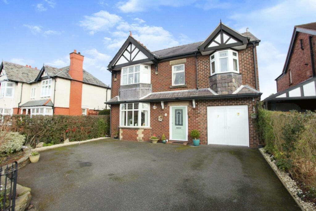 4 bedroom detached house for sale in Nantwich Road, Middlewich, CW10