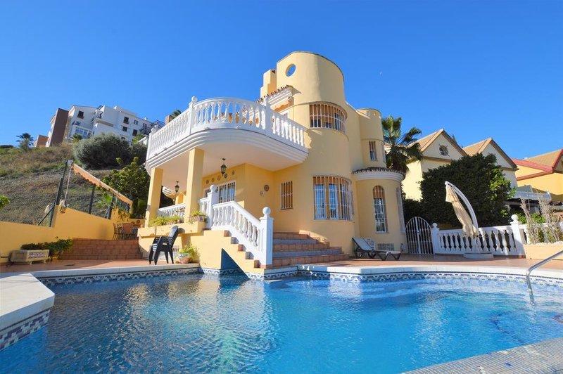 4 bedroom villa for sale in Andalucia, Malaga, Benalmádena, Spain 4 bedroom villa for sale in Andalucia, Malaga, Benalmádena, Spain