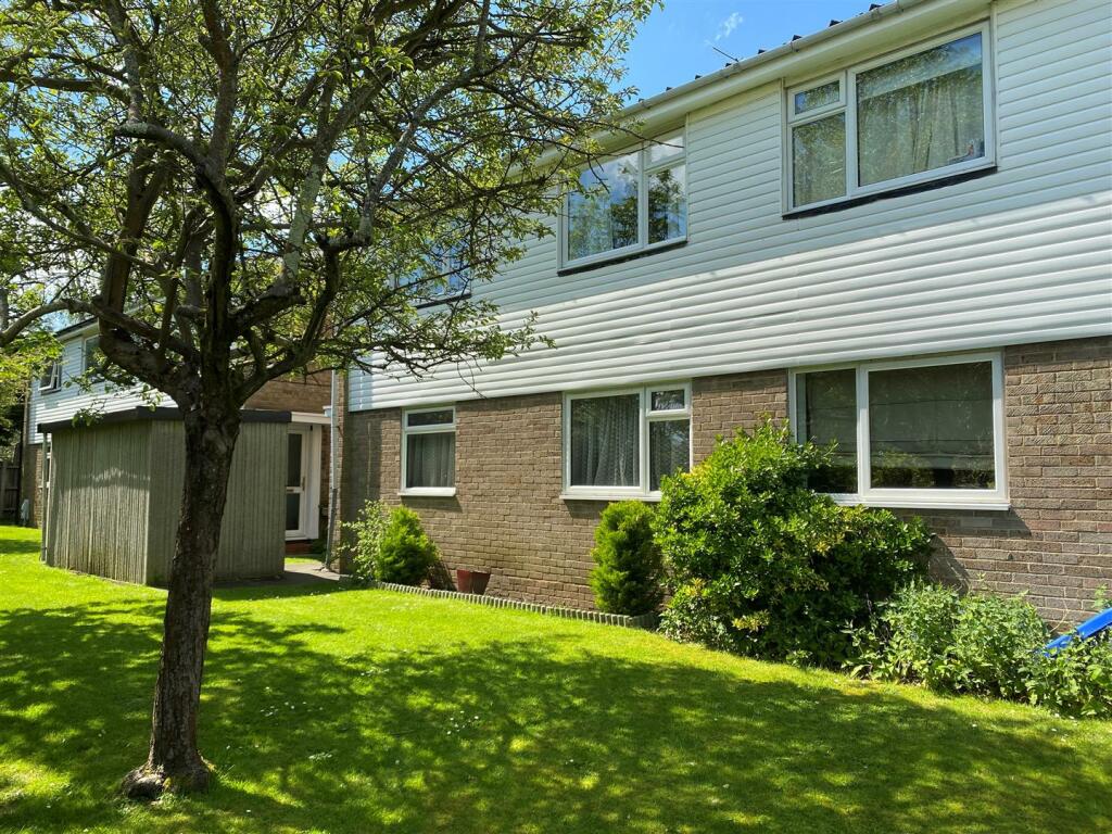 2 bedroom flat for sale in Warwick Gardens, Thames Ditton, KT7