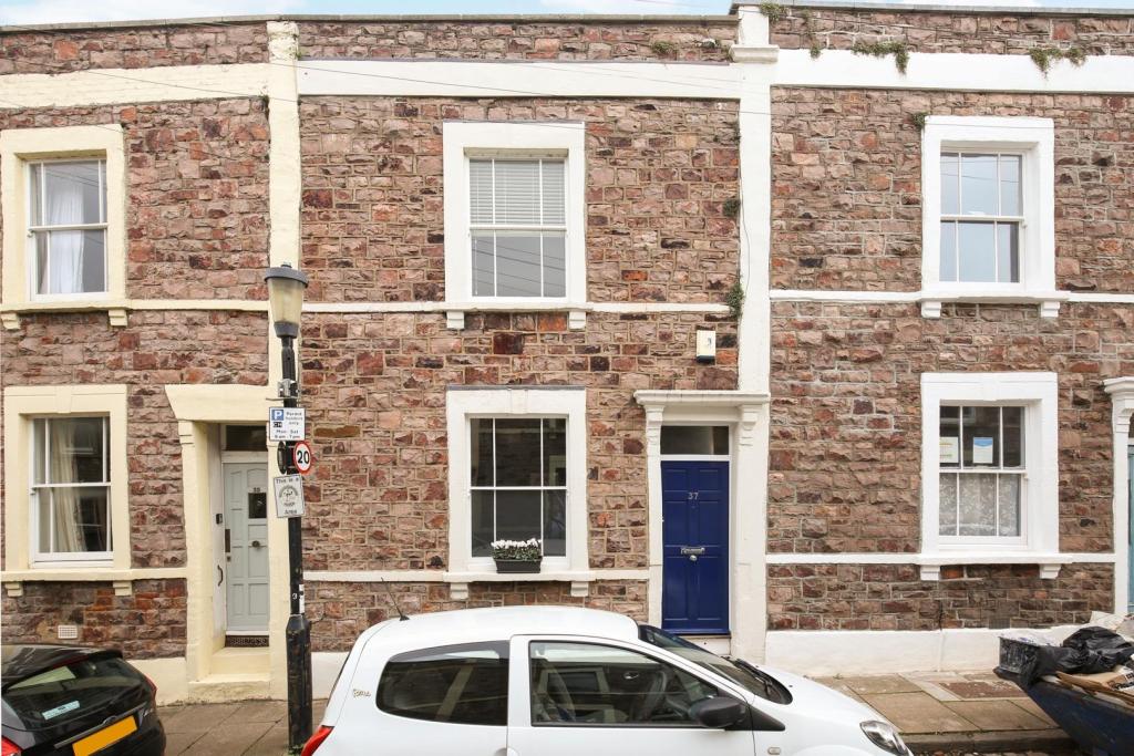 2 bedroom terraced house for sale in Ambra Vale East, Cliftonwood
