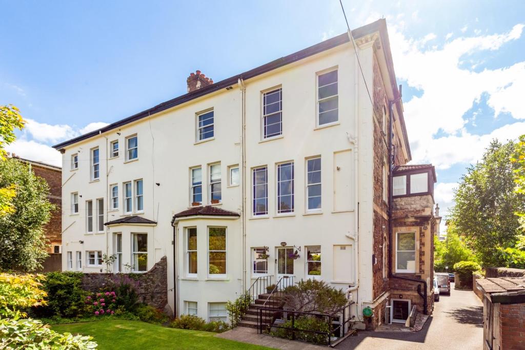 3 bedroom flat for sale in Apsley Road, Bristol, BS8