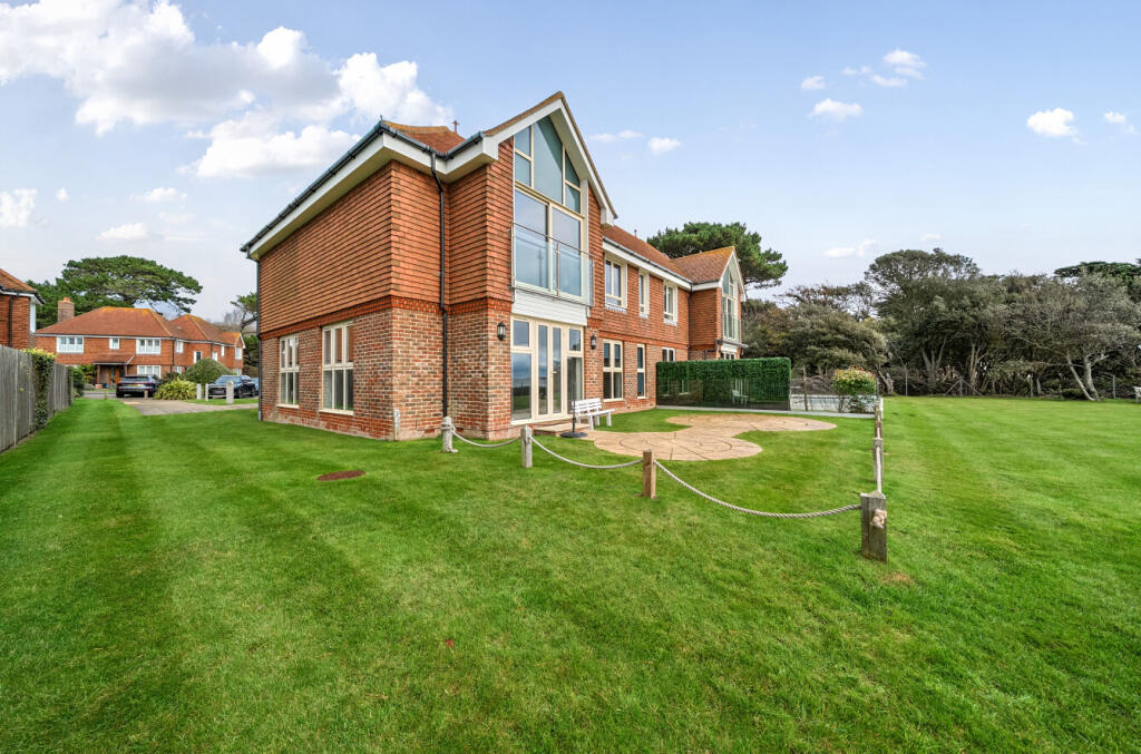 Main image of property: Swordfish Close, Lee-on-the-Solent, Hampshire, PO13