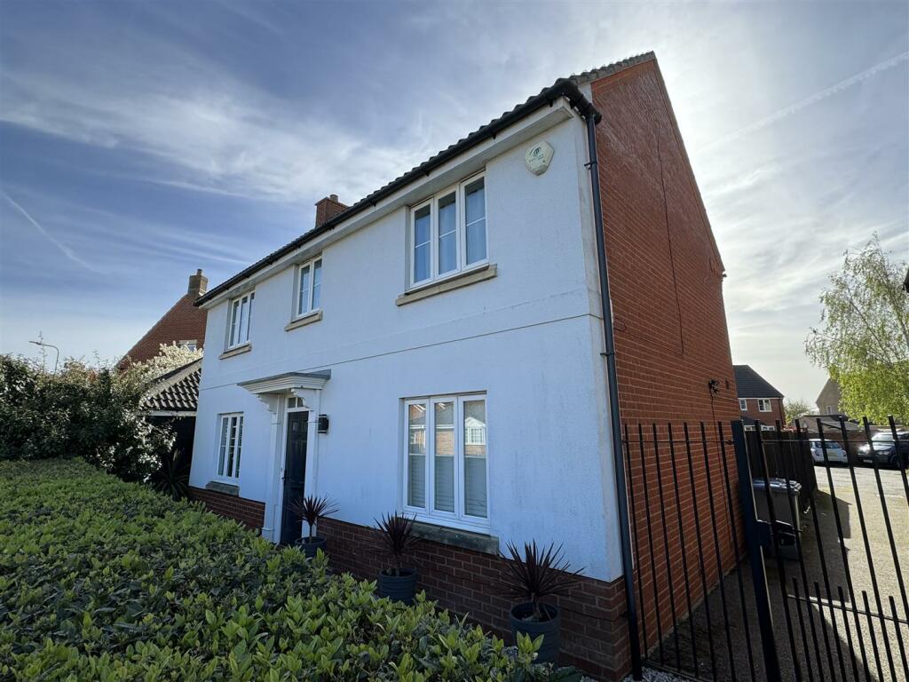 4 bedroom detached house for sale in Ropes Drive, Grange Farm, Ipswich