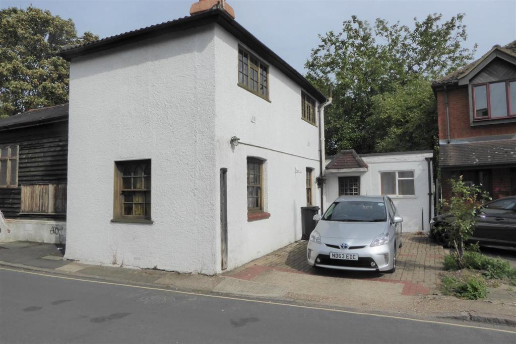 2 bedroom detached house for sale in Clipstone Road, Hounslow, TW3