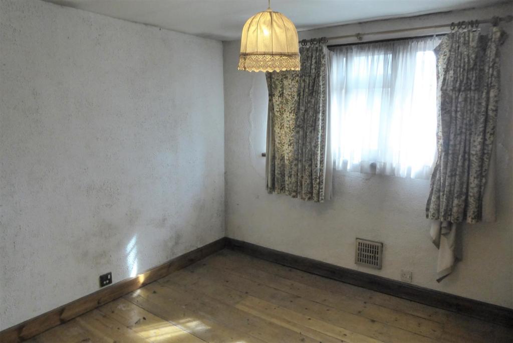 2 bedroom detached house for sale in Clipstone Road, Hounslow, TW3