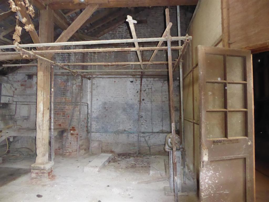 2 bedroom detached house for sale in Clipstone Road, Hounslow, TW3