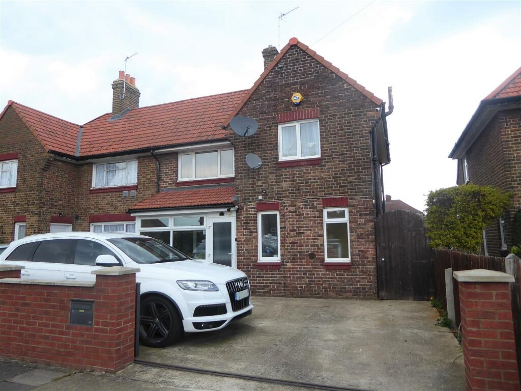 3 bedroom semidetached house for sale in Queenswood Avenue, Hounslow, TW3