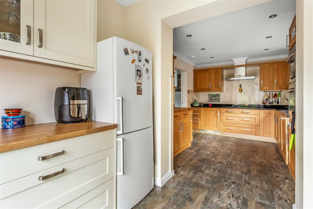 4 bedroom detached house for sale in Harvest Hill, East Grinstead, RH19
