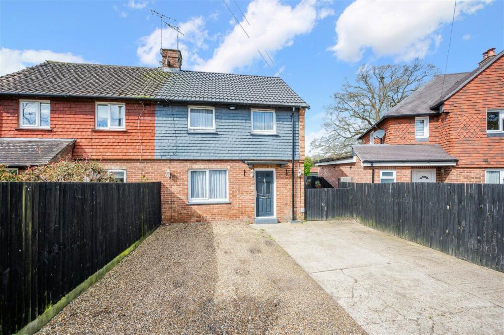 2 bedroom semidetached house for sale in Drivers Mead, Lingfield, RH7