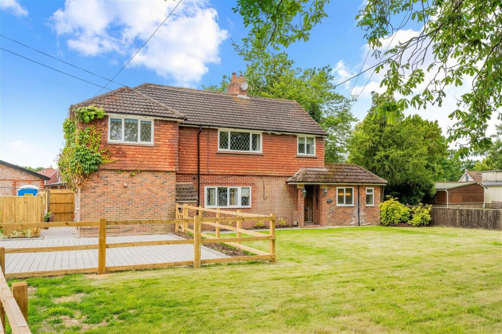 4 bedroom detached house for sale in Tandridge Lane, Lingfield, RH7 6LL, RH7
