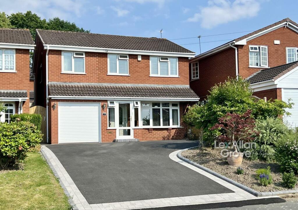 4 bedroom detached house for sale in Hamilton Avenue, Halesowen, B62