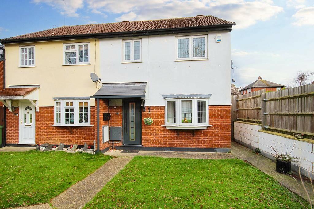 3 bedroom semi-detached house for rent in Vincent Way, Billericay ...