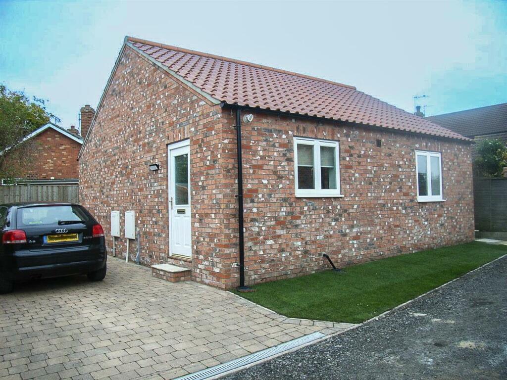 2 bedroom bungalow for rent in Little Garth, Southfields Road