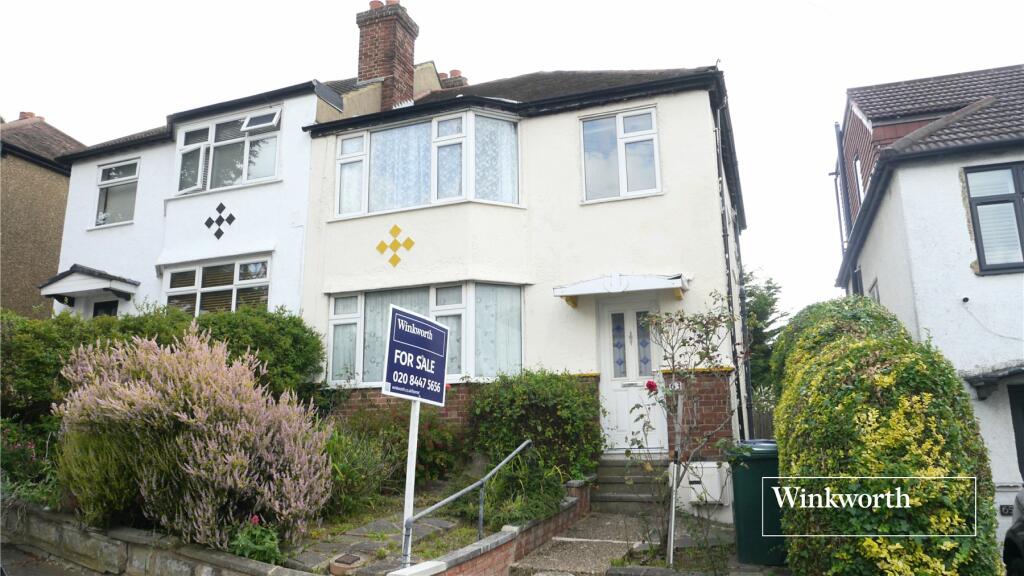 3 bedroom semidetached house for sale in Woodfall Avenue, EN5