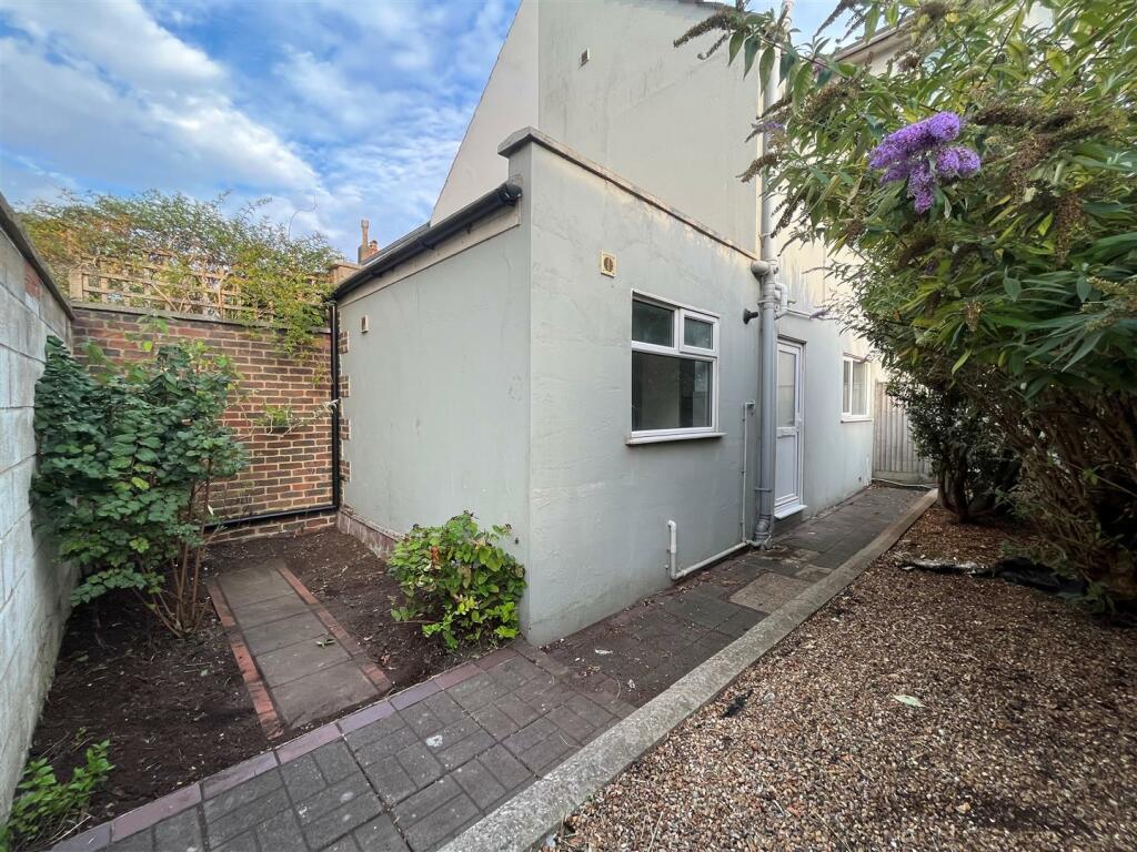 Studio flat for rent in Ditchling Rise, Brighton, BN1