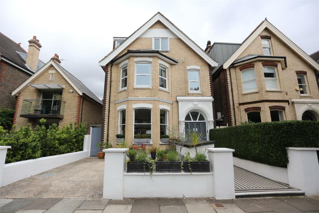 2 bedroom flat for rent in Wilbury Avenue, Hove, BN3