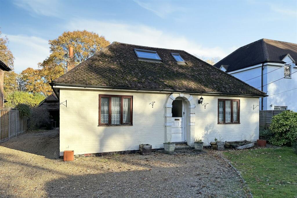 3 bedroom chalet for sale in Elstead, GU8