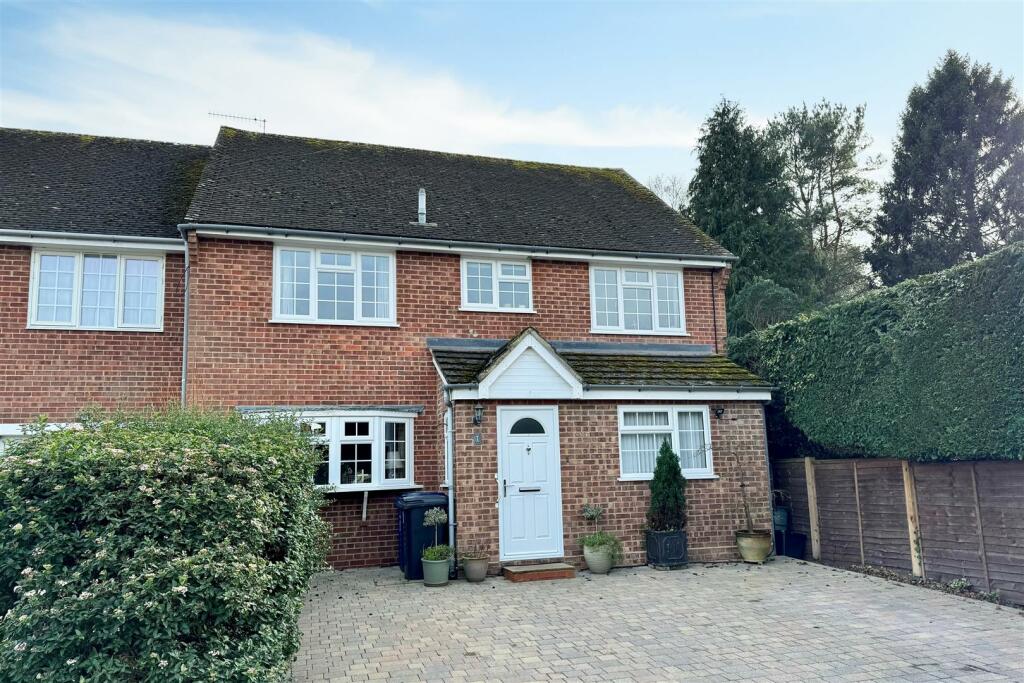 4 bedroom end of terrace house for sale in Elstead, GU8