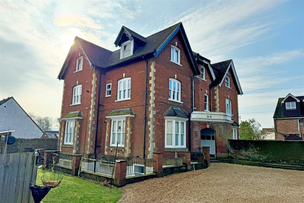 3 bedroom flat for sale in GU7