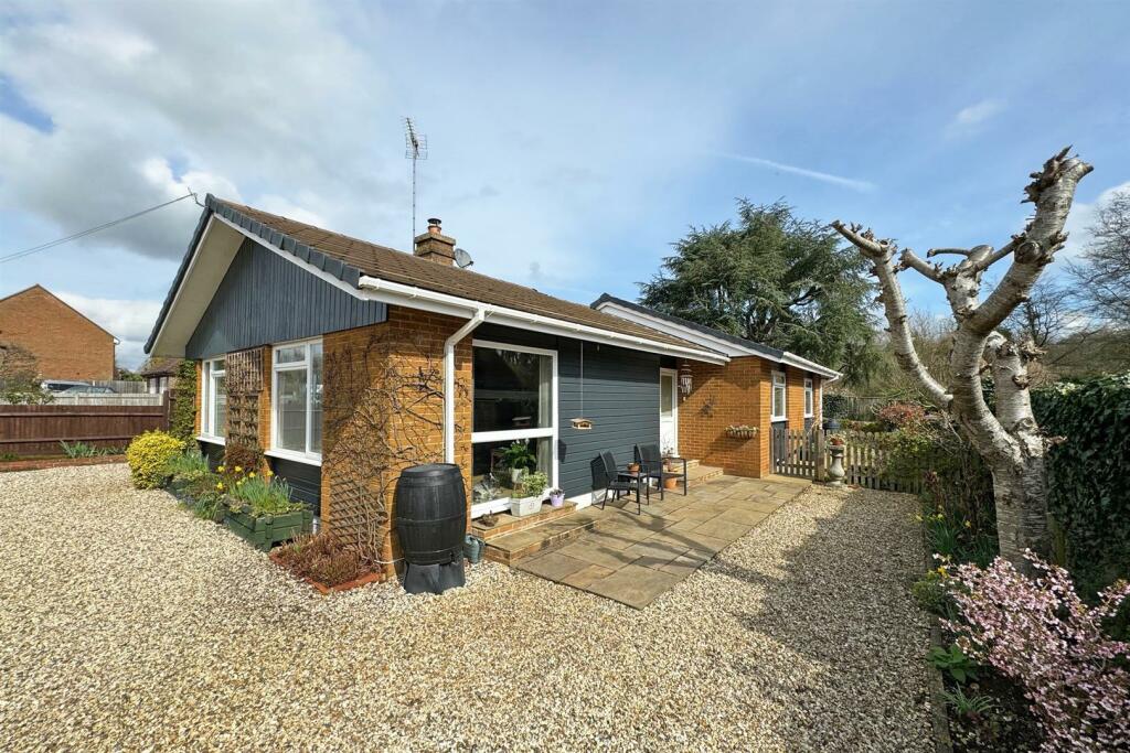 3 bedroom detached bungalow for sale in Hurtmore, Godalming, GU7