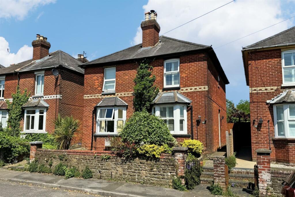 3 bedroom semidetached house for sale in Godalming, GU7