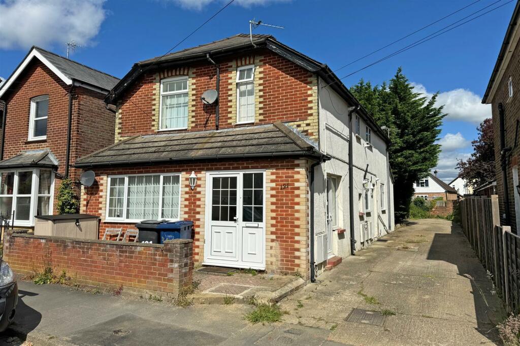 1 bedroom ground floor flat for sale in GU7