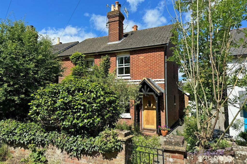 2 bedroom semidetached house for sale in Shalford, GU4