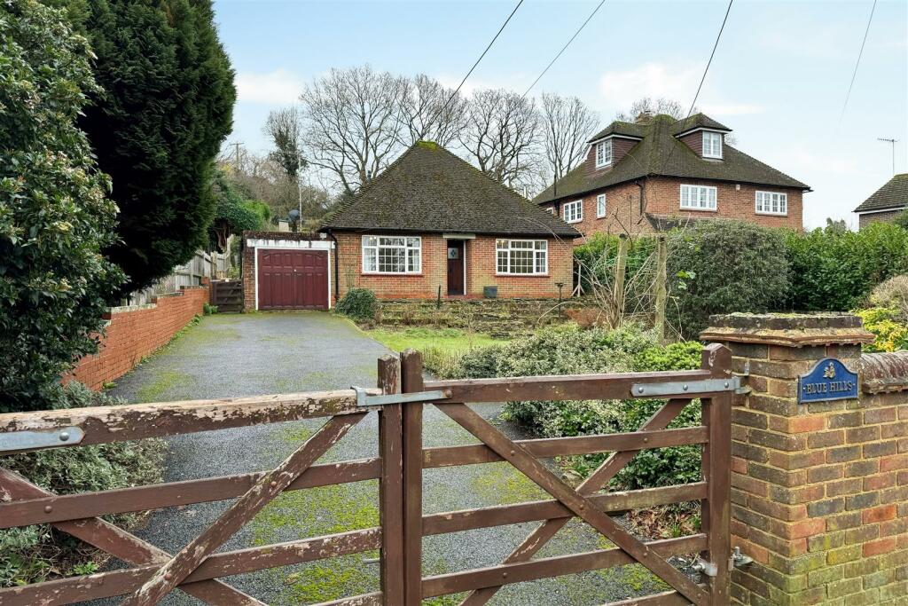 3 bedroom detached bungalow for sale in Elstead No Onward Chain, GU8