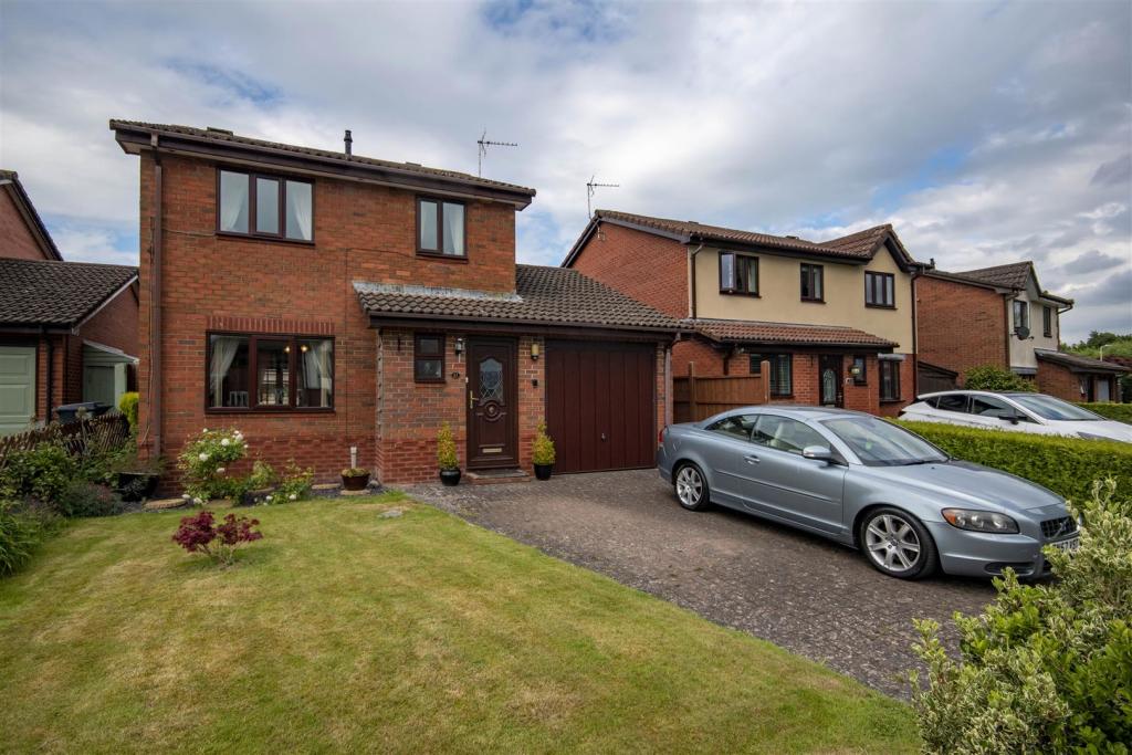 3 bedroom detached house for sale in Smale Rise, Oswestry, SY11