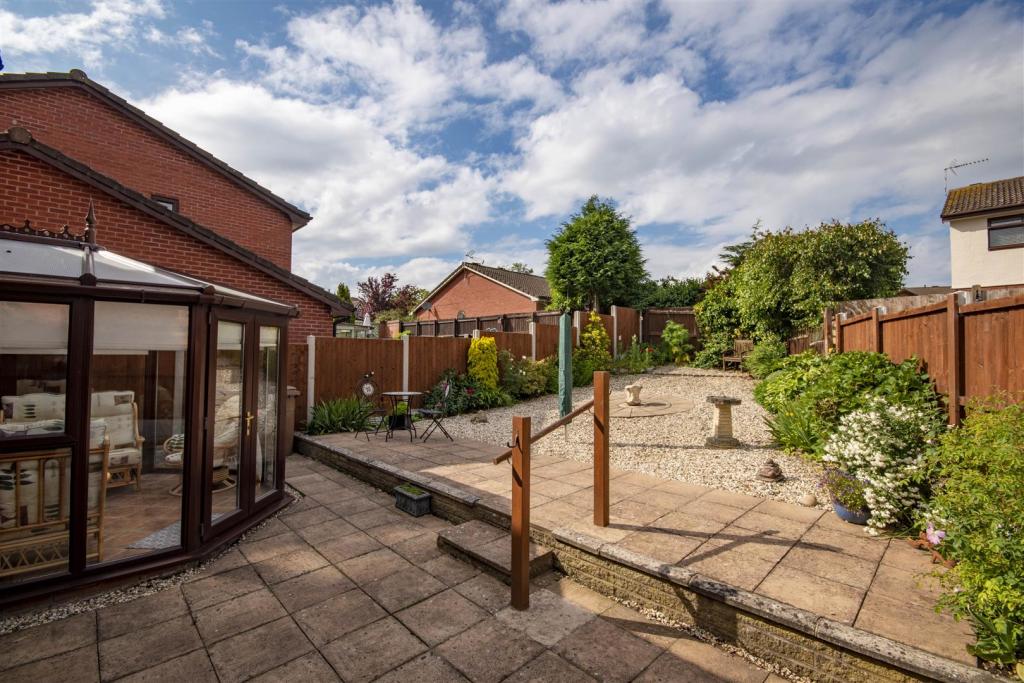 3 bedroom detached house for sale in Smale Rise, Oswestry, SY11