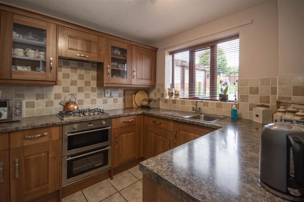 3 bedroom detached house for sale in Smale Rise, Oswestry, SY11