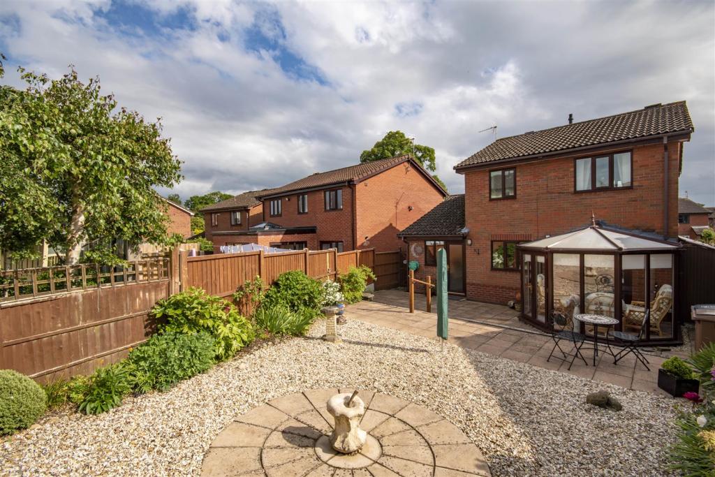 3 bedroom detached house for sale in Smale Rise, Oswestry, SY11