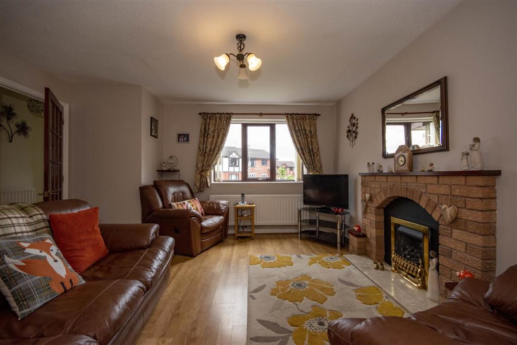 3 bedroom detached house for sale in Smale Rise, Oswestry, SY11