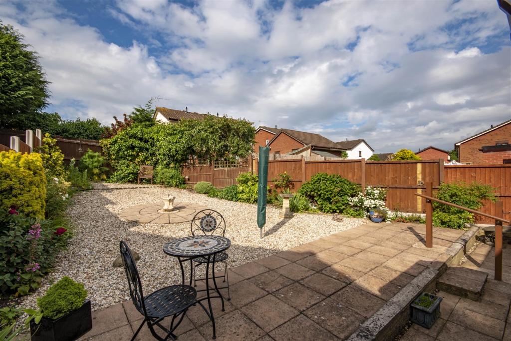 3 bedroom detached house for sale in Smale Rise, Oswestry, SY11